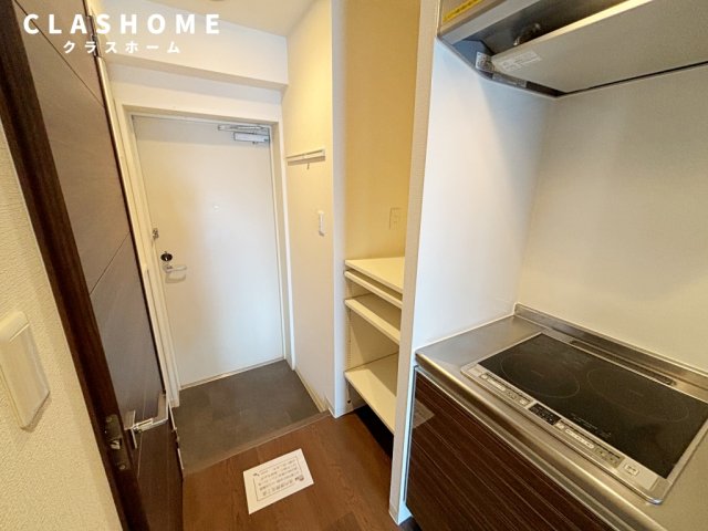 玄関　同物件の別部屋になります。