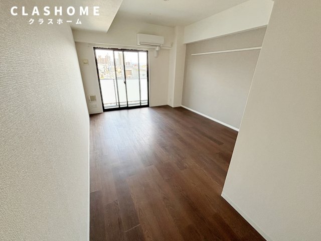 居室・リビング　同物件の別部屋になります。