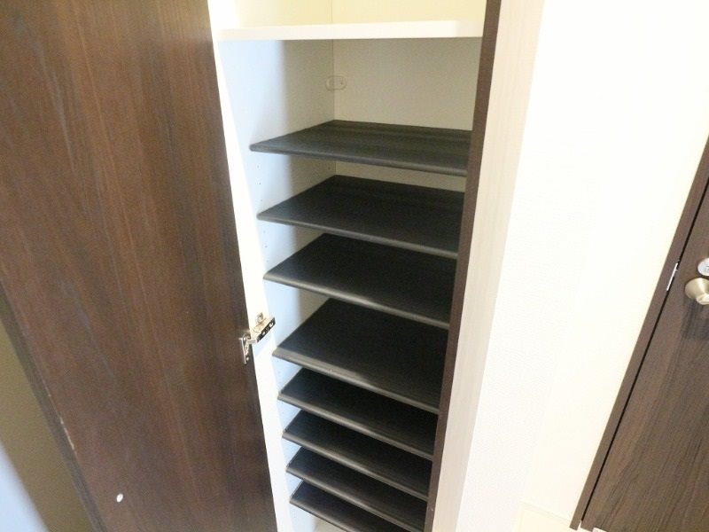 玄関　玄関　シューズボックス付（収納充実してます）