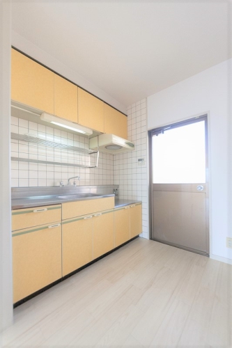 キッチン　参考画像は２号室です。間取り反転。現況優先です。