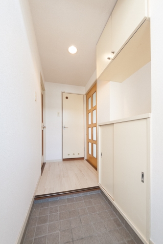 玄関　参考画像は２号室です。間取り反転。現況優先です。