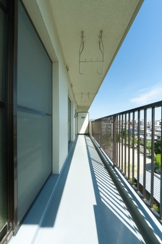 バルコニー　参考画像は２号室です。間取り反転。現況優先です。