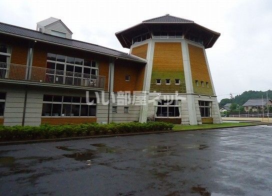 小学校　高岡小学校（小学校）まで879m