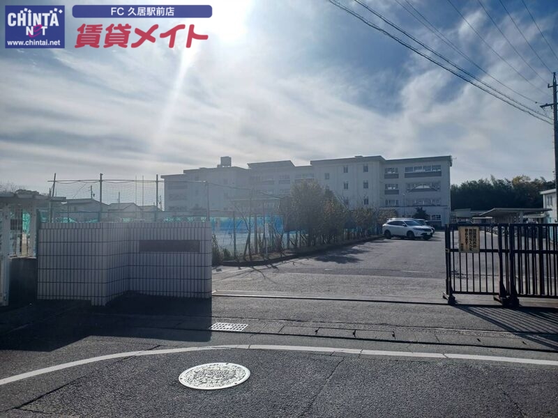 中学校　津市立久居中学校（中学校）まで2007m