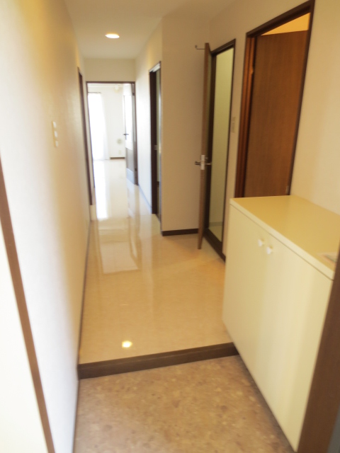 玄関　同物件の別のお部屋です