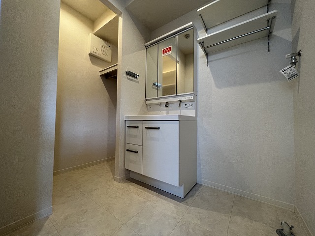 洗面設備　ゆったりとスペースのある洗面所