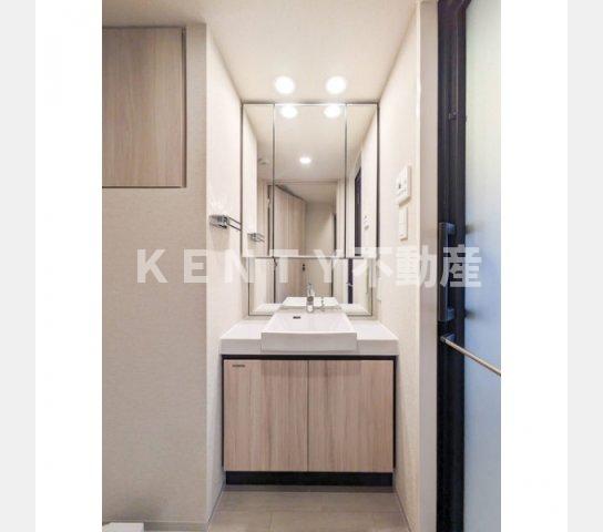 洗面設備　ゆったりとスペースのある洗面所