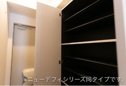 玄関　※同タイプの写真となります。