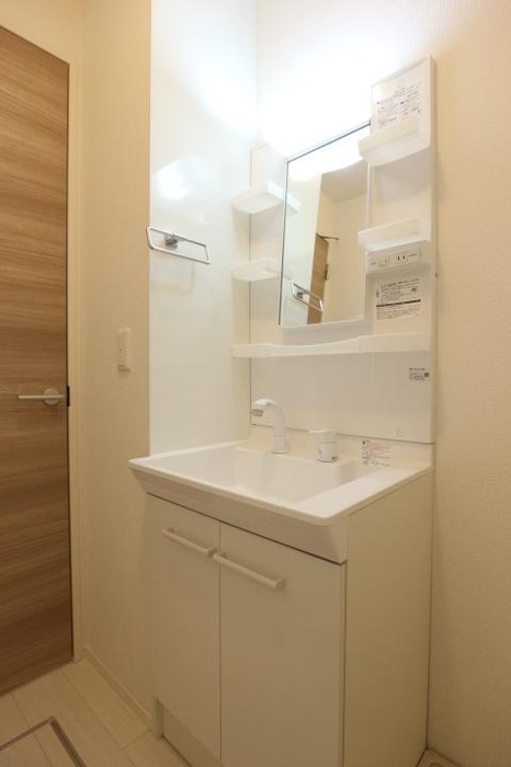 洗面設備　独立洗面台、小物を置くことができて便利です