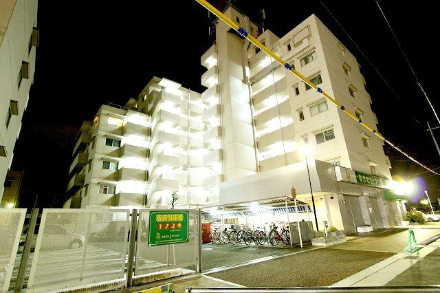 建物外観　夜に撮影しました