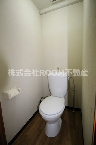 トイレ　落ち着いた色調のトイレです