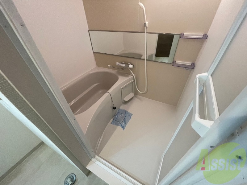 バス・シャワールーム　バスルームは狭すぎず、シャワーも浴びやすそうです。