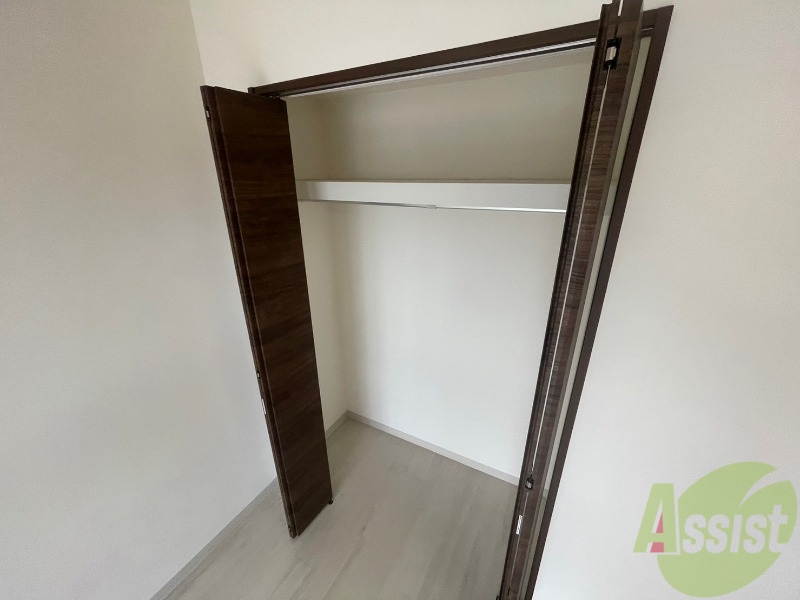 収納　クローゼットを開けてみました。奥行きがありますね。