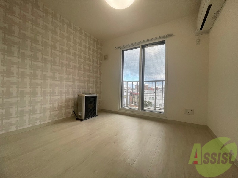 居室・リビング　白さが清潔感を出してくれます。お部屋も明るいですね。