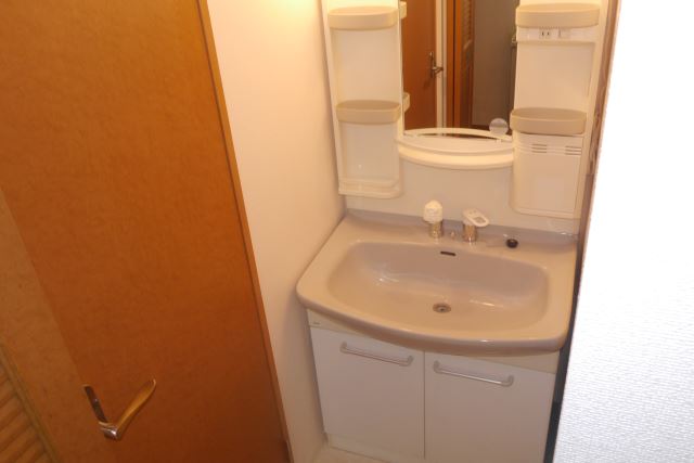 洗面設備　独立洗面台付いてます！