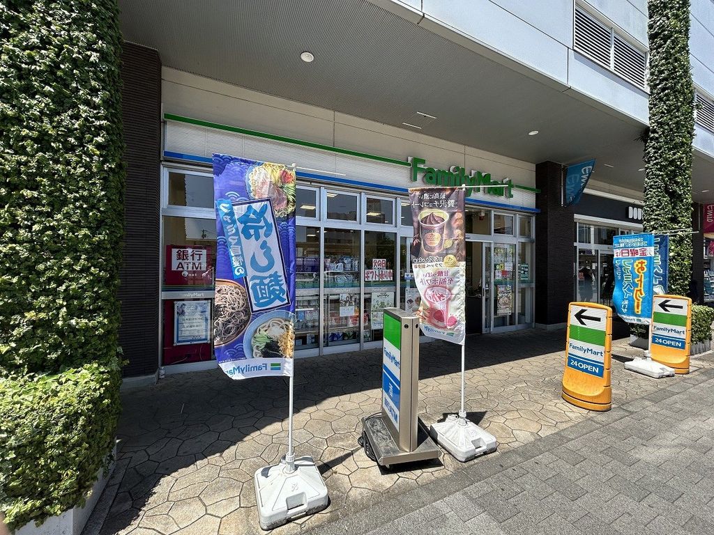 コンビニ　ファミリーマート 狭山市駅東口店（コンビニ）まで650m