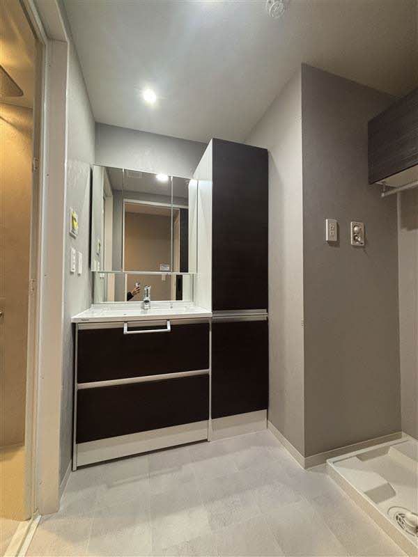 その他部屋・スペース　清潔感あふれる洗面台で、化粧品や洗面用具をすっきりと収納で…