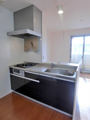 キッチン　2口ガスコンロとグリル付きの対面式システムキッチン