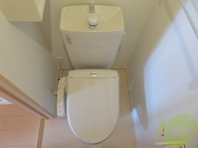 トイレ　白を基調としたトイレは、清潔感がありますね。