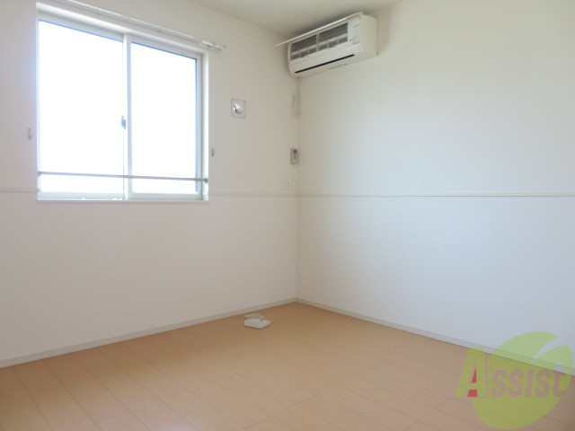 その他部屋・スペース　寝室には窓があるので、朝の目覚めが良さそうです。