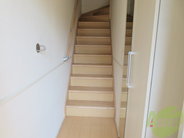 玄関　外から玄関を撮影してみました。階段は導線になります。