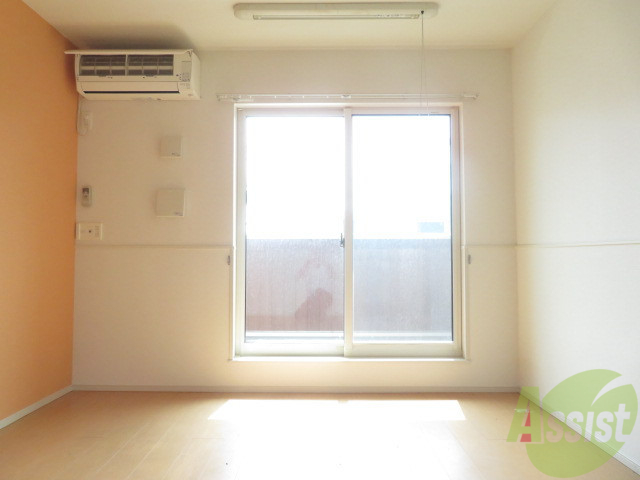 居室・リビング　こちらはリビングです。明るくていいですね。