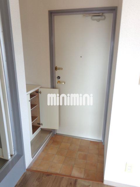 玄関　玄関は下駄箱つき