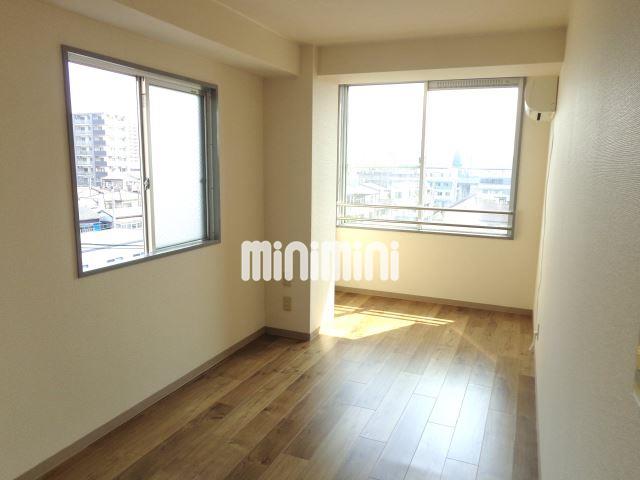 居室・リビング　７．５帖の洋室は日当たり良好