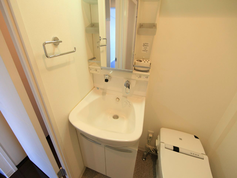 洗面設備　脱衣所　独立洗面台（シャンプードレッサー付）収納スペース有