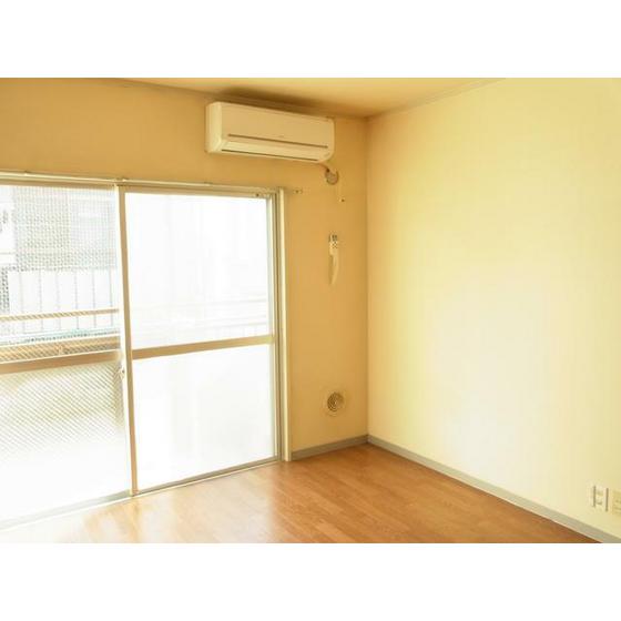 居室・リビング　※別号室の写真です