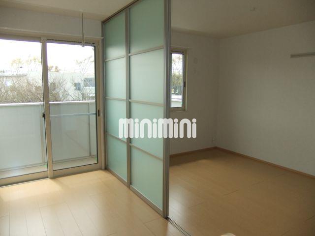 居室・リビング　リビングと居室はスライド扉で仕切れます。