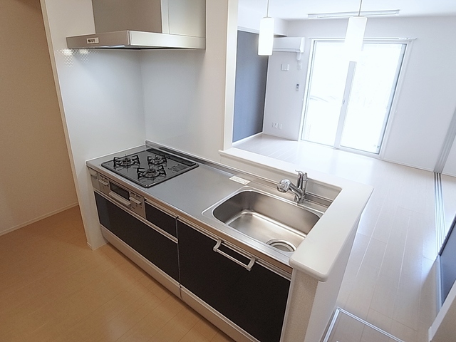キッチン　システムキッチンは３口コンロ・グリル付きです
