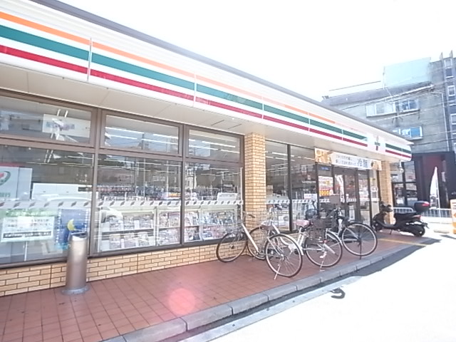 コンビニ　セブンイレブン大東市役所前店（コンビニ）まで598m