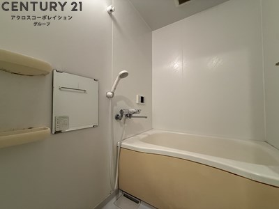 バス・シャワールーム　アメニティ収納棚ありの浴室です♪