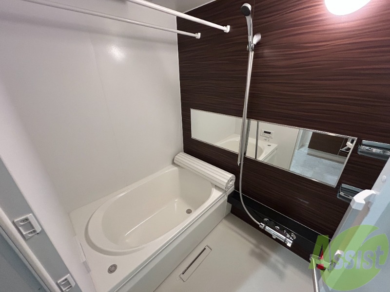 バス・シャワールーム　浴室乾燥の付いた使い勝手の良い綺麗な浴室です。