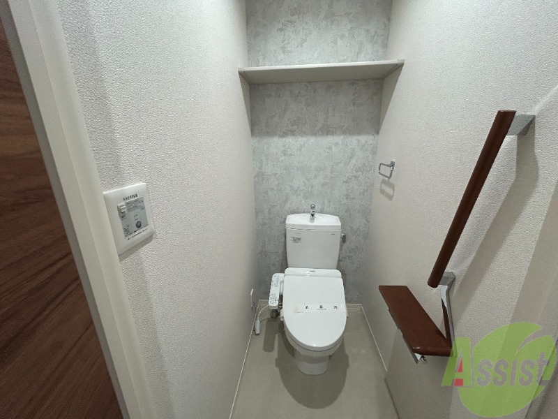 トイレ　トイレは便利なウォッシュレット付です。上段の棚も嬉しいですね