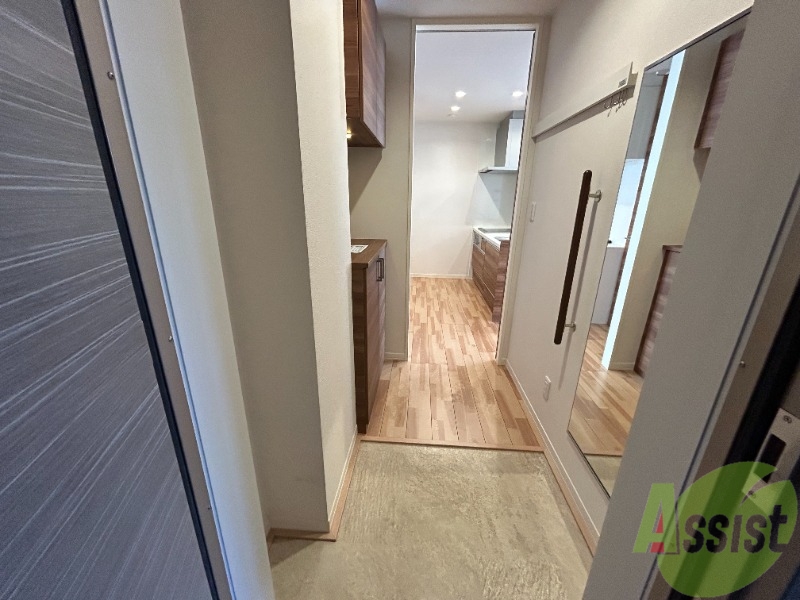 玄関　玄関からはこんな感じです。鏡で身だしなみ確認ができますね。