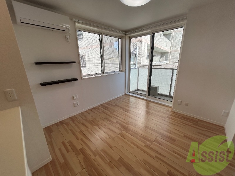 居室・リビング　１０帖のＬＤＫです。二面採光でお部屋が明るいです。