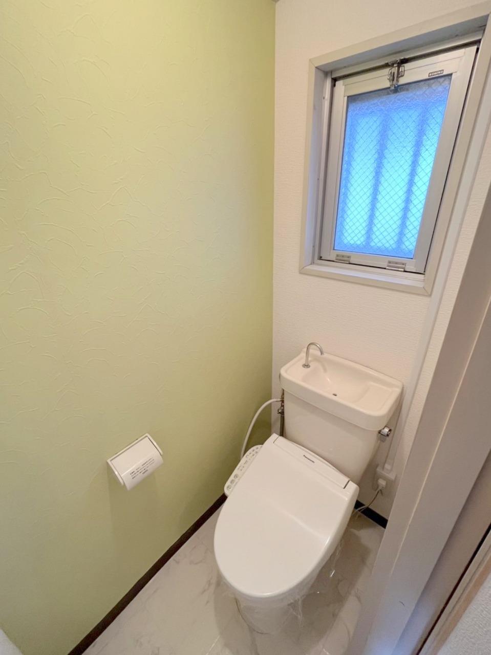 トイレ　ウォシュレット付きトイレ　窓付きで換気もばっちり