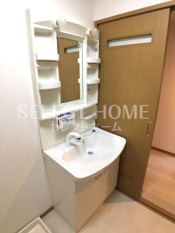 洗面設備　独立洗面台、小物を置くことができて便利です 同型タイプ