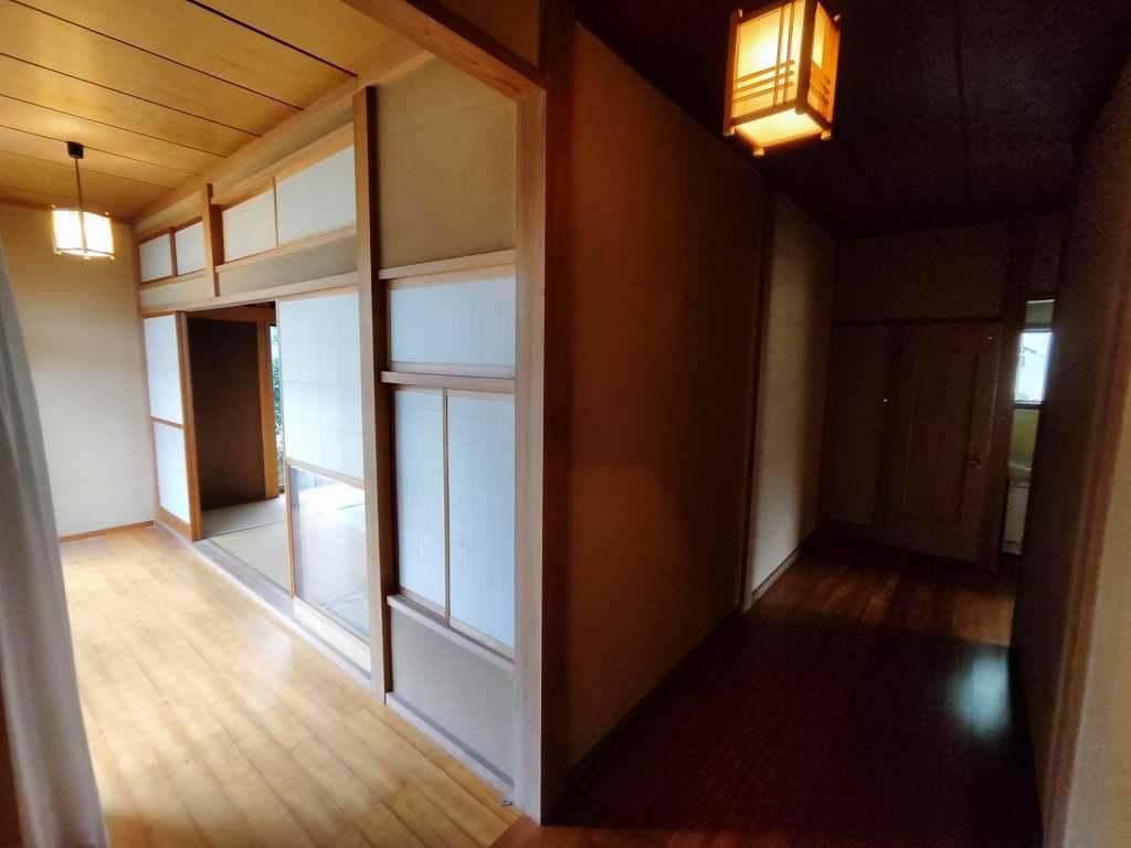 バルコニー　和室の向こうはあかるい縁側です。ネコも日向ぼっこしそう。