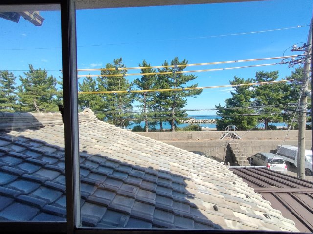 眺望　二階の窓から富山湾が見えます