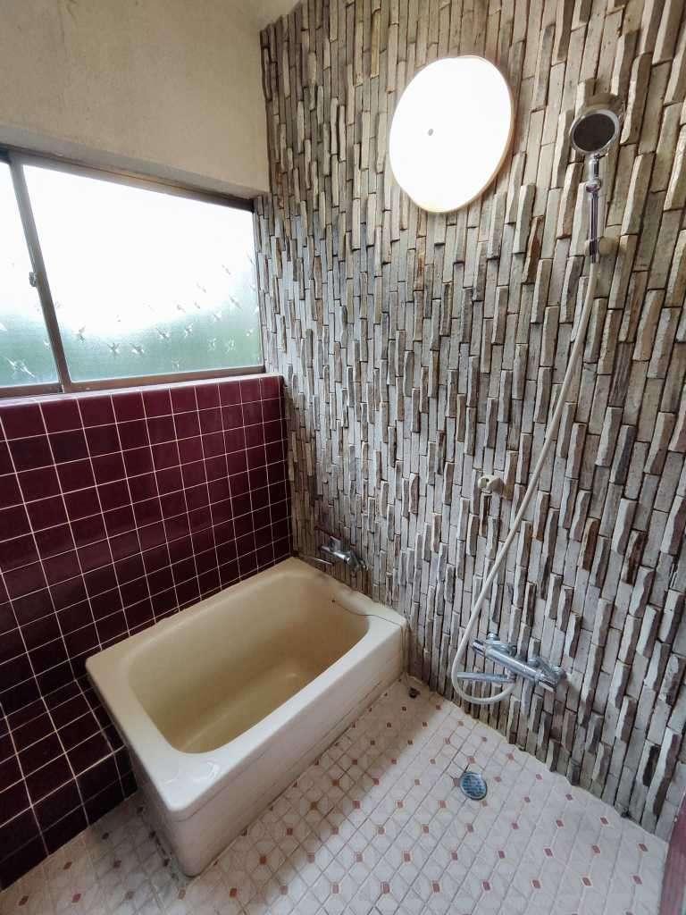 バス・シャワールーム　タイル装飾を凝らしたレトロな浴室には、窓から光が差し込みます