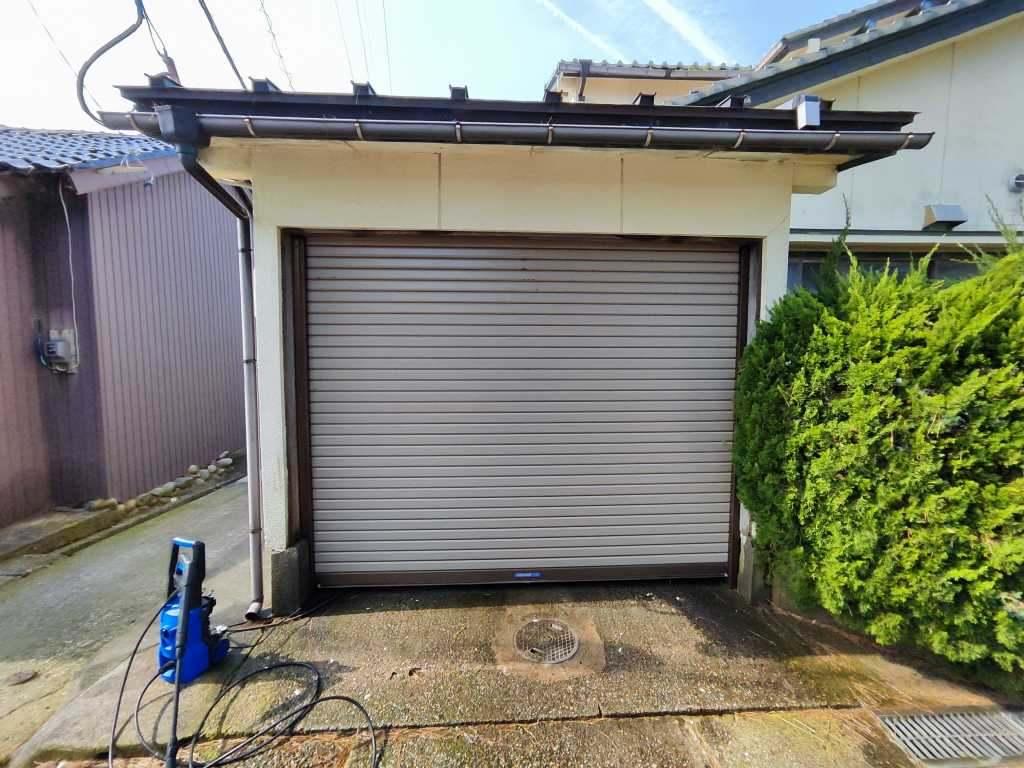 駐車場　電動シャッター付きで、大切なお車をいたずらから守ります