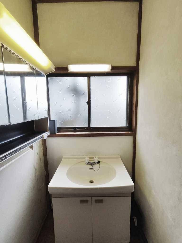 洗面設備　窓のある明るい洗面所です