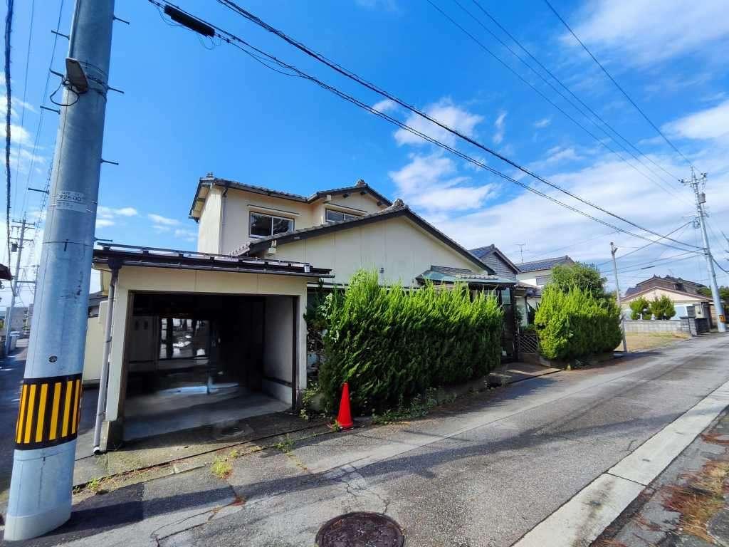 建物外観　車庫には電動シャッターが付いています