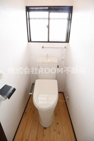 トイレ　落ち着いた色調のトイレです