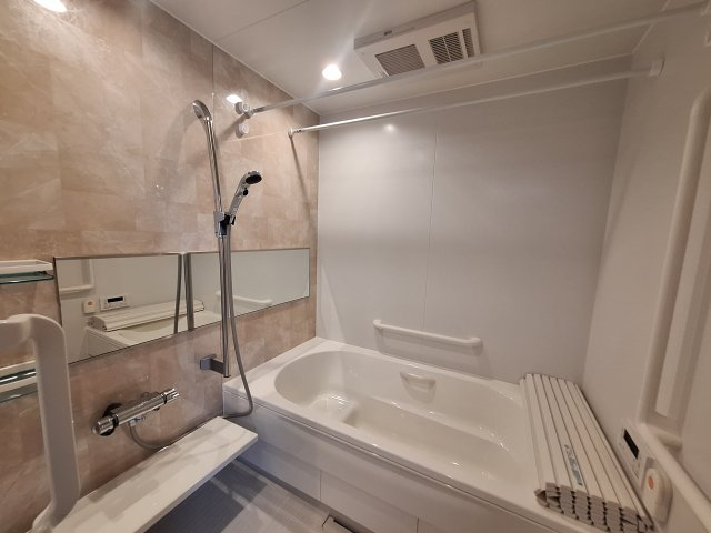 バス・シャワールーム　栓を閉めればボタン一つでオートバス