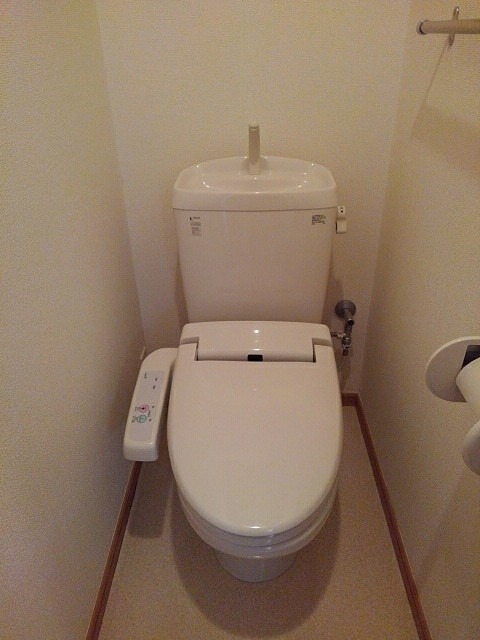 トイレ　温水洗浄便座です。