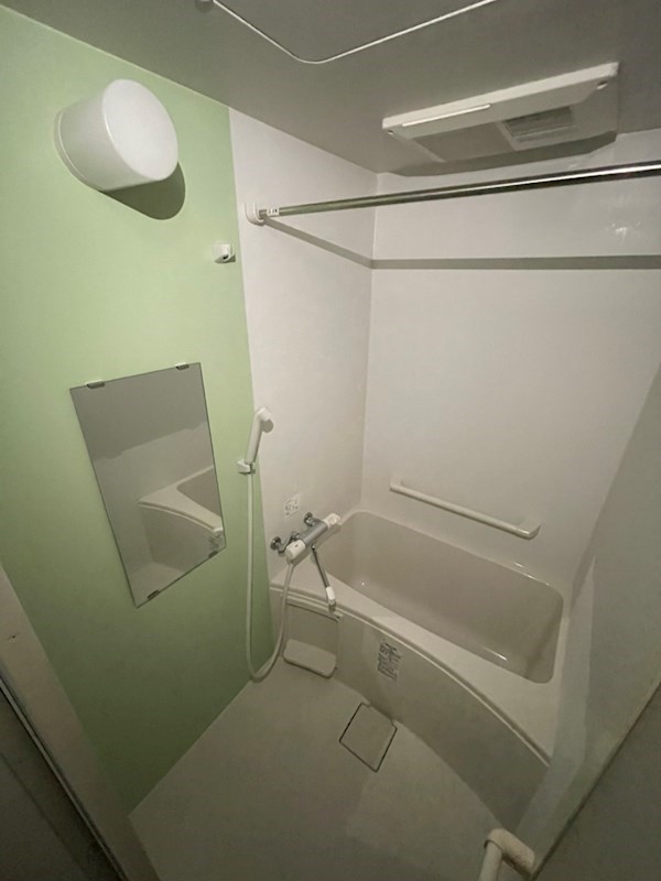 バス・シャワールーム　カラーパネルの明るいバスルームです